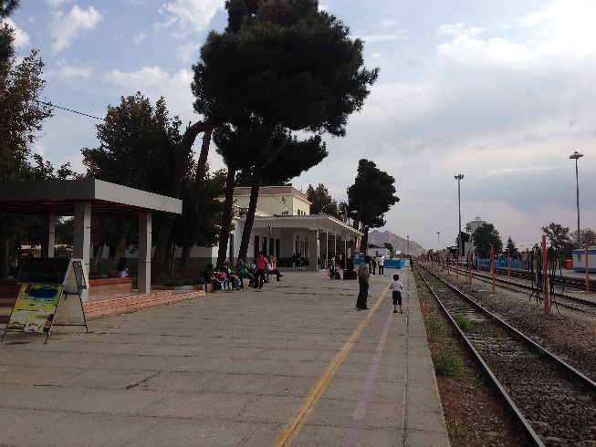 محوطه ایستگاه راه آهن شاهرود نگاه از غرب به شرق